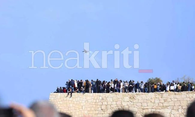 «Έσκισε» τον ουρανό του Ηρακλείου το F-16 προς τιμήν του πολιούχου της πόλης